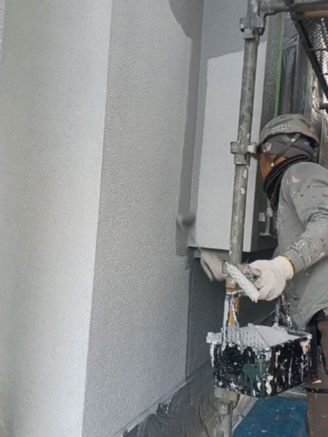 #長崎市 H様邸
#外壁塗装工事 お疲れさまです。本日外壁中塗り工程を行っています❗塗り残しないようしっかり丁寧に塗装していきます✨仕上がりが楽しみですね🎵

#長崎住宅塗装店 #長崎住宅塗装 #株式会社三英コーポレーション 外壁塗装 屋根塗装 長崎建築塗料店 長崎未来リフォーム 住宅塗装 住宅メンテナンス 長崎県 長崎市 時津町 長与町 諫早市 大村市 島原市 雲仙市 南島原市 塗装工 塗装業者 外壁リフォーム 屋根リフォーム ガーデニングリフォーム 屋根の塗替え 外壁の塗替え