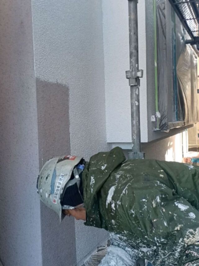 #長崎市 H様邸
#外壁塗装工事 お疲れさまです。本日外壁下塗り工程を行っています❗今回下塗り工程にはマスチック工法を採用しています✨️下地の状況などで塗装工程も変えていきます👍しっかりと丁寧に🌸

#長崎住宅塗装店 #長崎住宅塗装 #株式会社三英コーポレーション 外壁塗装 屋根塗装 長崎建築塗料店 長崎未来リフォーム 住宅塗装 住宅メンテナンス 長崎県 長崎市 時津町 長与町 諫早市 大村市 島原市 雲仙市 南島原市 塗装工 塗装業者 外壁リフォーム 屋根リフォーム ガーデニングリフォーム 屋根の塗替え 外壁の塗替え