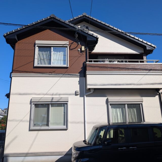 施工事例を更新しました✨️

冬場のわりに気温や天気に恵まれて、工事期間は非常に助かりました🙏
こちらではコーキングの劣化が特に目立っていました。
細かな部分から不具合が発生して大ごとにつながらないよう、どの現場でも下地処理はしっかりと行ないます💪
外壁・付帯部ともに超高耐久の無機塗料を使用して仕上げました。

この度は大変お世話になりました。
今後とも、何卒よろしくお願いいたします。

施工事例ページ⇒https://3ei-painting.com/?ex=ex-4167

お客様専用フリーダイヤル⇒0120373837

#長崎住宅塗装店
#建築塗料販売
#長崎未来リフォーム
#株式会社三英コーポレーション
#塗装職人募集中