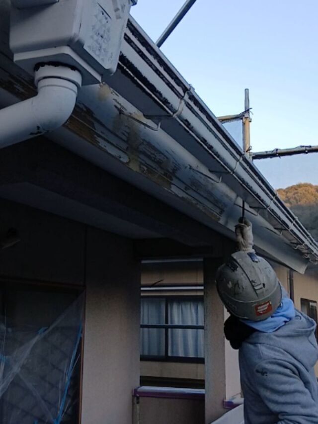 #長崎市 H様邸
#外壁塗装工事 お疲れ様です。鉄部ケレン、木部ケレン、パテ打ち工程が終わり、鉄部錆止め、木部下塗り工程を行っています❗
仕上がりにかかわる大事な下地調整です❗しっかりと塗装していきます💪

#長崎住宅塗装店 #長崎住宅塗装 #株式会社三英コーポレーション 外壁塗装 屋根塗装 長崎建築塗料店 長崎未来リフォーム 住宅塗装 住宅メンテナンス 長崎県 長崎市 時津町 長与町 諫早市 大村市 島原市 雲仙市 南島原市 塗装工 塗装業者 外壁リフォーム 屋根リフォーム ガーデニングリフォーム 屋根の塗替え 外壁の塗替え