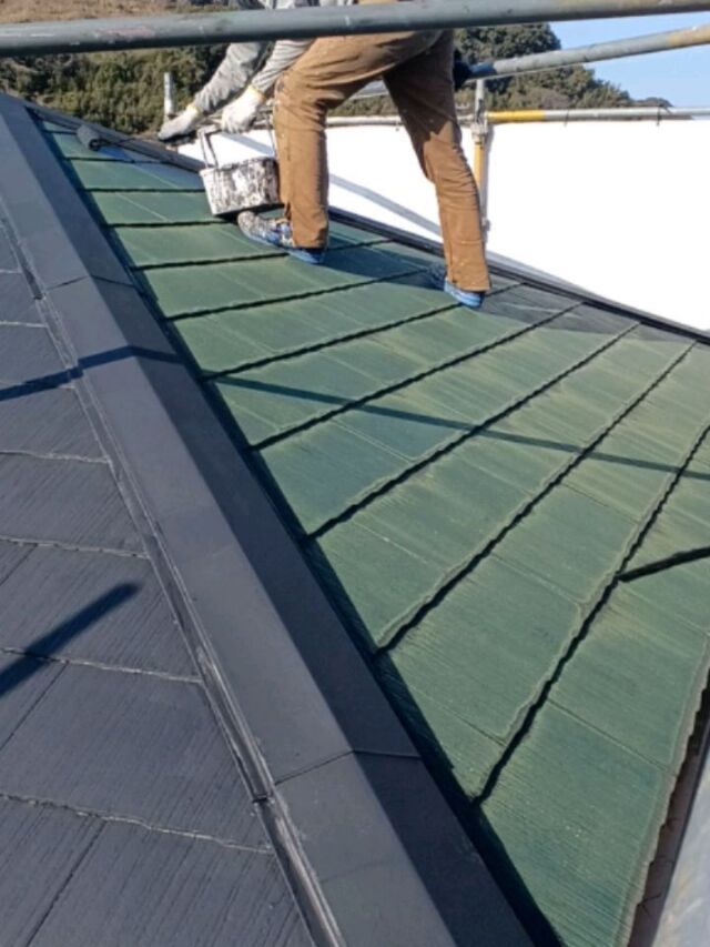 お疲れさまです。いい天気になりましたね☀️
本日屋根下塗り工程を行っています❗大事な工程なのでしっかりと塗装工事していきます👍

#長崎住宅塗装店 
#建築塗料販売
#長崎未来リフォーム
#株式会社三英コーポレーション 
#塗装職人募集中