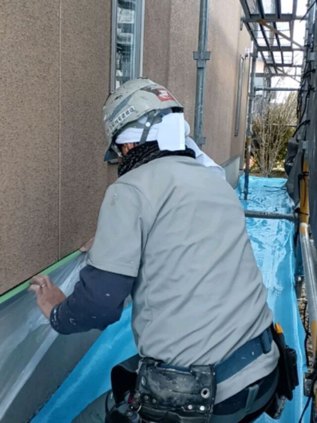 お疲れさまです。#長崎住宅塗装店 です。本日養生工程を行っています❗窓や土間など飛散でよごれないようにしっかりと丁寧に養生していきます✨

#建築塗料販売 
#長崎未来リフォーム 
#株式会社三英コーポレーション 
#塗装職人募集中