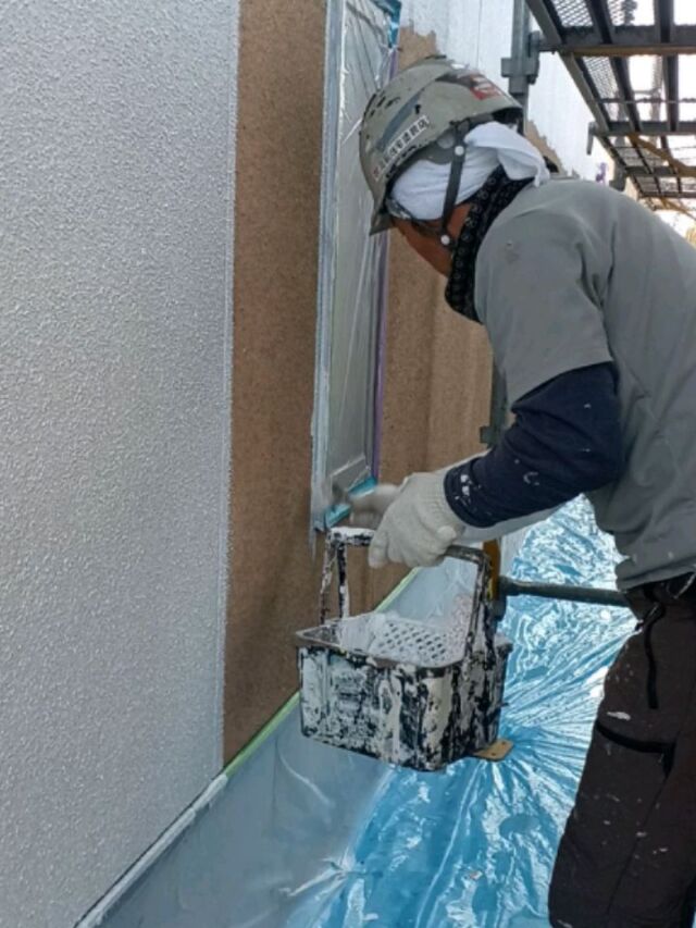 お疲れさまです。#長崎住宅塗装店 です。本日外壁下塗り工程になりました❗サッシまわりも刷毛を使ってしっかり塗装していきます✨塗装工程において大事な下塗り工程❗塗り残しないよう塗装工事進めていきます👍

#建築塗料販売 
#長崎未来リフォーム 
#株式会社三英コーポレーション 
#塗装職人募集中