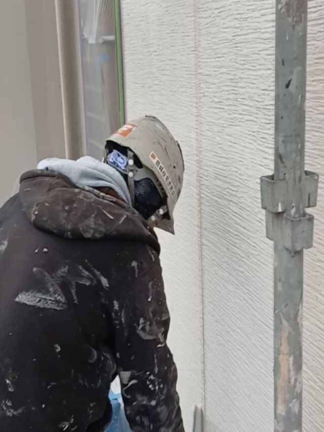 お疲れ様です。#長崎住宅塗装店 です。
本日、下塗り工程を行っています❗
今回は、水性ミラクシーラーエコを塗布したのち、水性サーフエポを塗布しています❗下地の状態によって塗装工程も変えていきます👍
仕上がりにかかわる大事な工程です❗しっかりと塗布していきます💪

#建築塗料販売
#長崎未来リフォーム
#株式会社三英コーポレーション
#塗装職人募集中