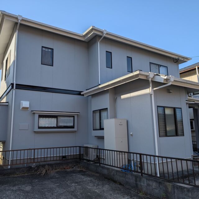 施工事例を更新しました✨️

全体に経年劣化が見られたため、下地処理を丁寧に行ない屋根・外壁・付帯部すべてを高耐久の無機塗料で仕上げました。
立地や環境に合わせた適切な塗装が、お住まいを長持ちさせるポイントです。

この度は大変お世話になりました。
今後とも、何卒よろしくお願いいたします。

施工事例ページ⇒https://3ei-painting.com/?ex=ex-4192

お客様専用フリーダイヤル⇒0120373837

#長崎住宅塗装店
#建築塗料販売
#長崎未来リフォーム
#株式会社三英コーポレーション
#塗装職人募集中