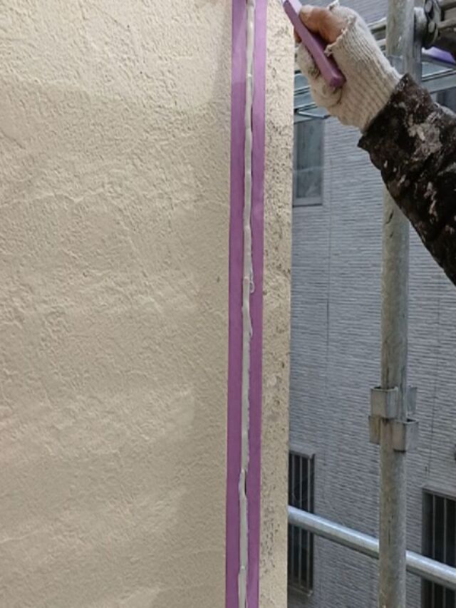 お疲れ様です。#長崎住宅塗装店 です。
長崎市 K様邸　本日、コーキングの打ち換え工事を行っています。
劣化したコーキングを放っておくと、見ためだけではなく、ひび割れや隙間などから雨水が侵入し内側から家屋を傷める原因なります‼️
それを防ぐためにしっかりとコーキングを充填していきます💪

#建築塗料販売
#長崎未来リフォーム
#株式会社三英コーポレーション
#塗装職人募集中