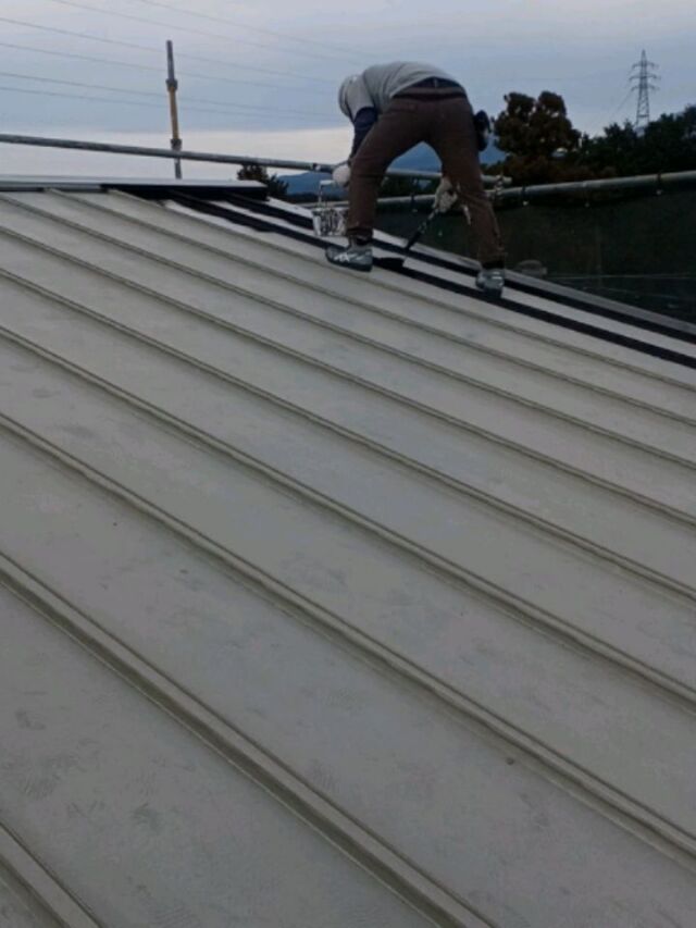 お疲れさまです。#長崎住宅塗装店 です。いい天気になりましたね☀️本日瓦棒サビ止め工程が完了しました❗塗装工事も進んでいき、完成が近づいてきました✨️最後までしっかり丁寧に塗装工事を進めていきます👍

#建築塗料販売 
#長崎未来リフォーム 
#株式会社三英コーポレーション 
#塗装職人募集中