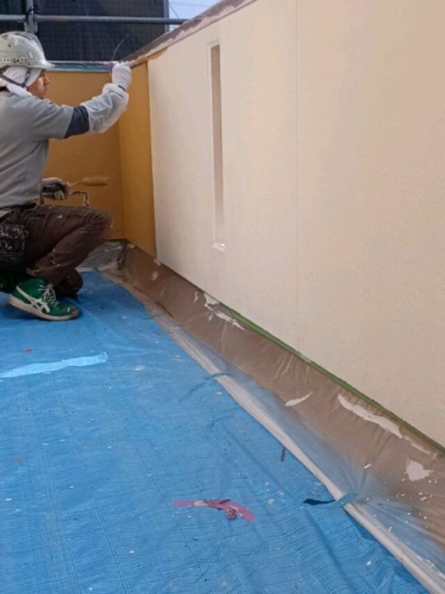 お疲れさまです。#長崎住宅塗装店 です。本日 K様邸、外壁中塗り、上塗り工程になりました❗塗り残しないようしっかり丁寧に塗装工事を行っていきます👍仕上がりが楽しみですね～🎵午後からも頑張っていきましょう🙌

#建築塗料販売 
#長崎未来リフォーム 
#株式会社三英コーポレーション 
#塗装職人募集中