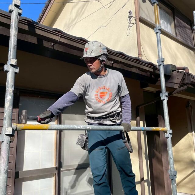 お疲れさまです。#長崎住宅塗装店 です。本日より着工となり、S様邸足場組立工事になりました❗近隣の皆様、ご協力ありがとうございます✨️工事期間中ご不便お掛けしますがよろしくお願いします🙇しっかりと丁寧に塗装工事を行っていきます👍

#建築塗料販売
#長崎未来リフォーム
#株式会社三英コーポレーション
#塗装職人募集中