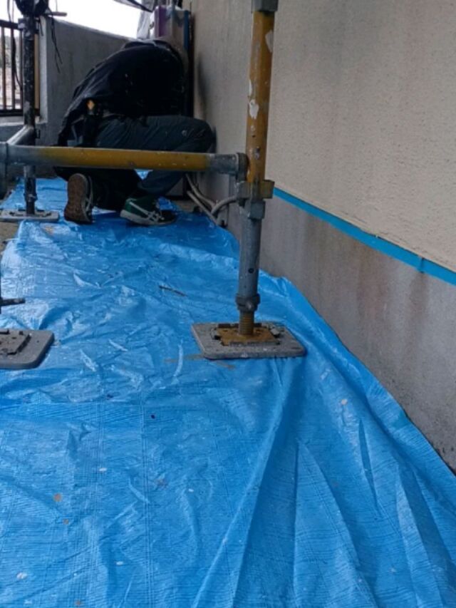 お疲れさまです。#長崎住宅塗装店 です。いい天気が続いてますね☀️本日養生工程を行っています❗周りを汚さない為にもしっかり土間も養生していきます✨塗装箇所以外も養生はあるんですね～👍しっかりと丁寧に‼️

#建築塗料販売 
#長崎未来リフォーム 
#株式会社三英コーポレーション 
#塗装職人募集中