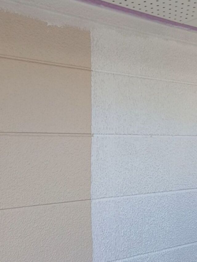 お疲れ様です。#長崎住宅塗装店 です。
長崎市 M様邸 本日外壁の下塗り工程、マスチック工法を行っています❗
下地調整の大事な工程で、中塗り、上塗りの仕上がりが大きく変わってきます❗塗り残しがないよう綺麗にパターン付けしていきます💪

#建築塗料販売
#長崎未来リフォーム
#株式会社三英コーポレーション
#塗装職人募集中