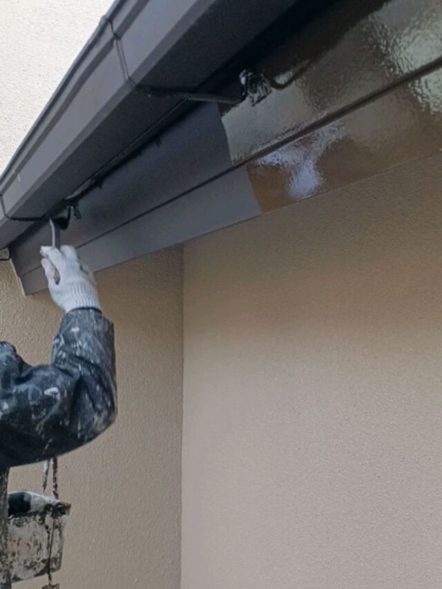 お疲れさまです。#長崎住宅塗装店 です。天気のいい日は塗装工事がはかどりますね✨付帯鉄部サビ止め工程が終わり、付帯部中塗り、上塗り工程になりました❗塗り残しないようしっかり丁寧に塗装工事進めていきます👍

#建築塗料販売 
#長崎未来リフォーム 
#株式会社三英コーポレーション 
#塗装職人募集中