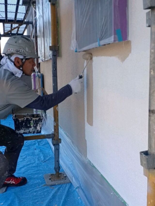 お疲れさまです。#長崎住宅塗装店 です。外壁中塗り、上塗り工程が完了しました✨雰囲気がガラリと変わり、お客様にも喜んでいただきました🌸引き続き、付帯部塗装工事もしっかり丁寧に行っていきます❗

#建築塗料販売 
#長崎未来リフォーム 
#株式会社三英コーポレーション 
#塗装職人募集中