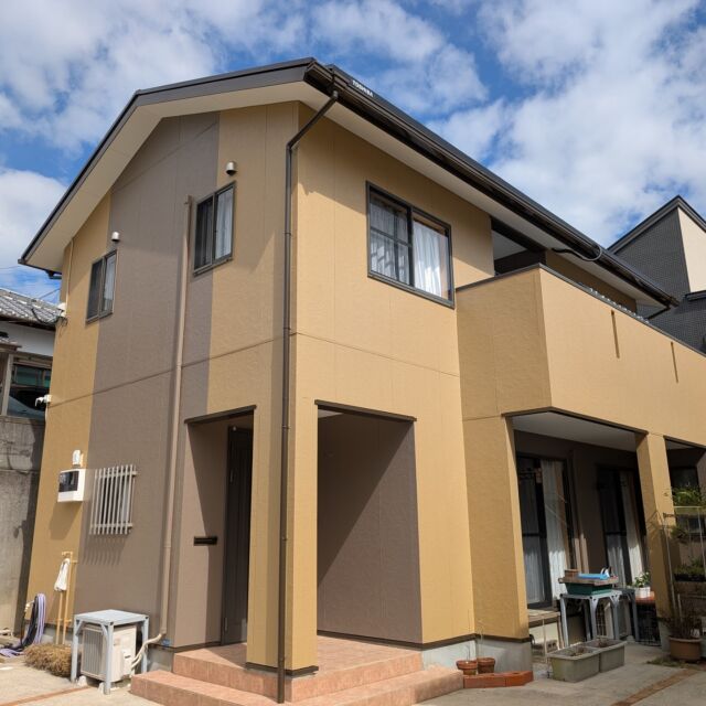 施工事例を更新しました✨️

屋根は遮熱無機塗料、
外壁は3分艶の無機塗料で仕上げました。
落ち着いた印象に仕上がっています。

外壁は2色で塗り分け、以前とは大きく雰囲気が変わりました✨️

この度は大変お世話になりました。
今後とも、何卒よろしくお願いいたします。

施工事例ページ⇒https://3ei-painting.com/?ex=ex-4254

お客様専用フリーダイヤル⇒0120373837

#長崎住宅塗装店
#建築塗料販売
#長崎未来リフォーム
#株式会社三英コーポレーション
#塗装職人募集中