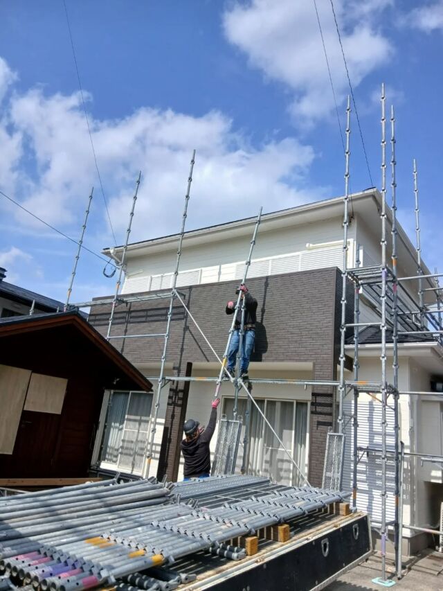 お疲れ様です。#長崎住宅塗装店 です。
長崎市 M様邸の塗装工事も完了し、本日足場解体工事となりました❗
ご近隣の皆様ご協力感謝致します🙇‍♂️
整理整頓、清掃、最終確認を行って、お客様にお引き渡しをします✨
大変お世話になりました🙇‍♂️
ありがとう御座いました🙇‍♂️

#建築塗料販売
#長崎未来リフォーム
#株式会社三英コーポレーション
#塗装職人募集中