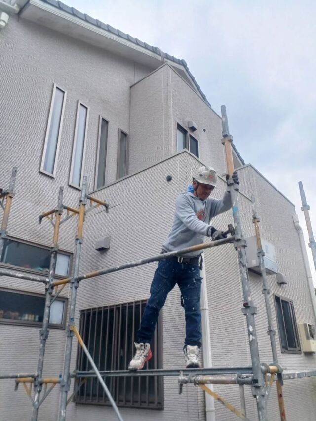 お疲れ様です。#長崎住宅塗装店 です。
西彼杵郡長与町 O様邸 本日より着工致しました。
足場組立工事を行っています💪
ご近隣の皆様ご協力感謝致します🙇‍♂️
O 様邸、工事期間中ご不便をおかけしますが、宜しくお願い致します🙇‍♂️

#建築塗料販売
#長崎未来リフォーム
#株式会社三英コーポレーション
#塗装職人募集中