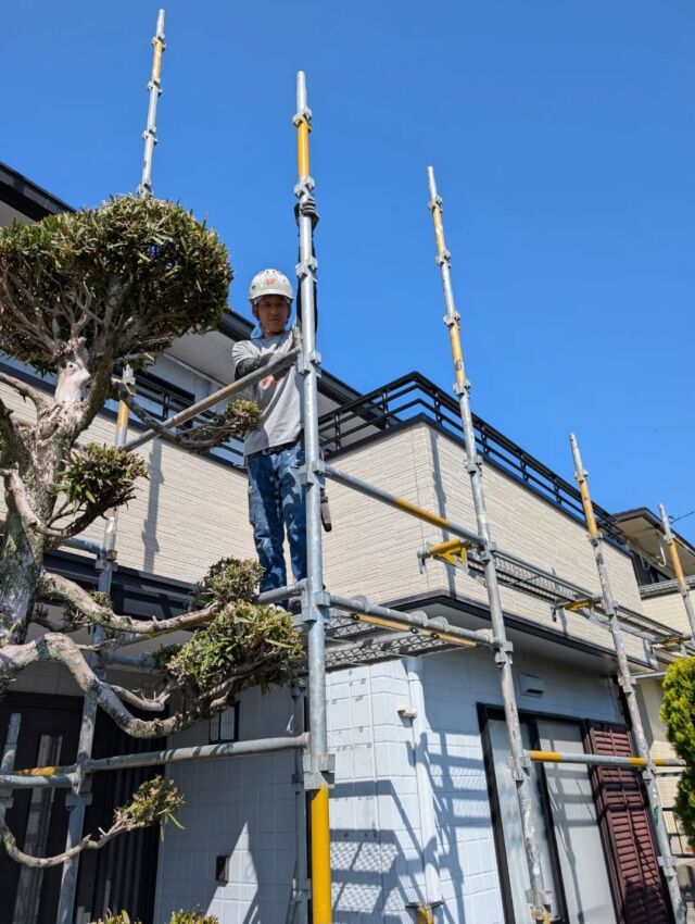 お疲れ様です。#長崎住宅塗装店 です。
長崎市 H様邸 本日より着工致しました。
足場組立工事を行っています💪ご近隣の皆様ご協力感謝致します🙇‍♂️
H様、工事期間中ご不便をおかけしますが、宜しくお願い致します🙇‍♂️

#建築塗料販売
#長崎未来リフォーム
#株式会社三英コーポレーション
#塗装職人募集中