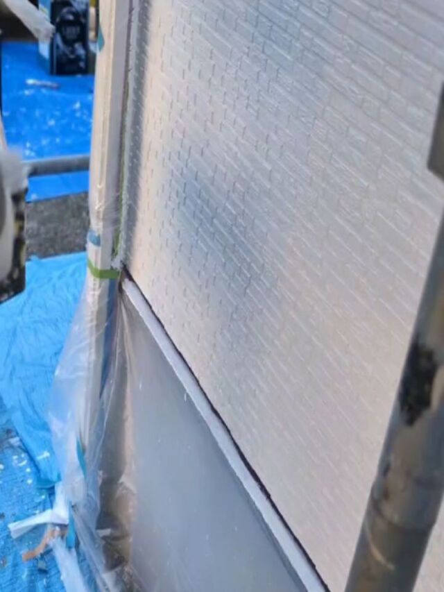 お疲れ様です。#長崎住宅塗装店 です。
西彼杵郡長与町 O様邸、本日、外壁中塗り、上塗り工程になりました❗塗り残しがないようしっかり丁寧に塗装工事進めています💪
外壁が綺麗になると、完成が楽しみになってきますね✨

#建築塗料販売
#長崎未来リフォーム
#株式会社三英コーポレーション
#塗装職人募集中