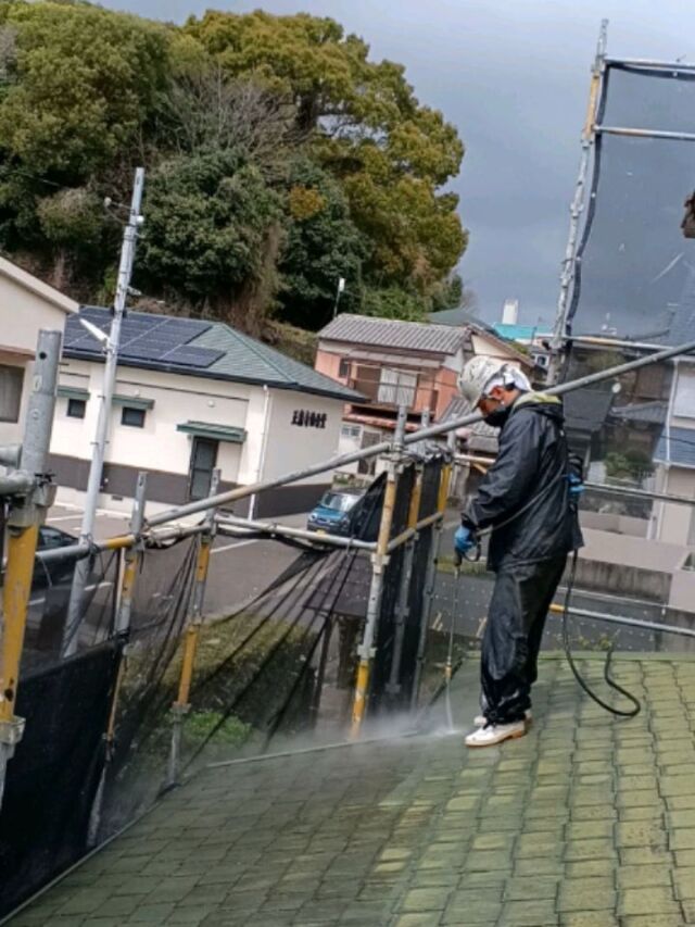 お疲れさまです。#長崎住宅塗装店 です。本日、諫早市A様邸の高圧洗浄工程を行っています❗塗装前の大事な工程❗しっかりと丁寧に洗浄行っていきます✨外構もきれいに洗浄していきます👍

#建築塗料販売 
#長崎未来リフォーム 
#株式会社三英コーポレーション 
#塗装職人募集中