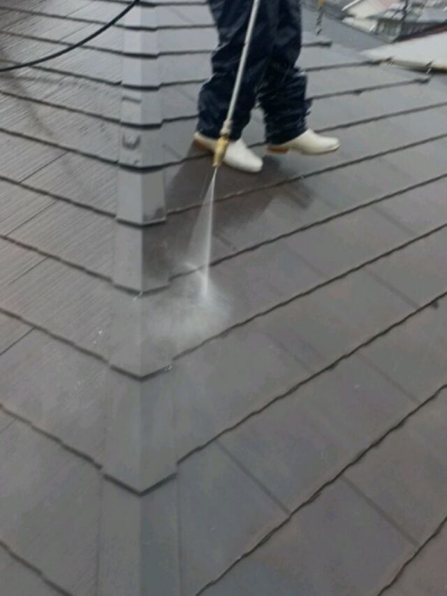 お疲れさまです。#長崎住宅塗装店 です。
本日、長崎市H様邸の高圧洗浄工程を行っています❗朝から☔が降ってますが、こういう日に洗浄工程が出来ることはタイミング的にいいですね～🎵安全第一でしっかり洗浄工程を行っていきます👍

#建築塗料販売 
#長崎未来リフォーム 
#株式会社三英コーポレーション 
#塗装職人募集中