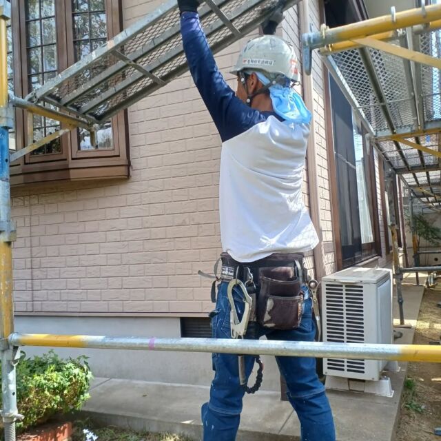 お疲れさまです。#長崎住宅塗装です。本日より着工となり、諫早市A様邸の足場組立工事になりました❗近隣の皆様、ご協力感謝いたします🙇工事期間中いろいろとご不便お掛けしますが、お客様に寄り添った塗装工事で進めていきます✨

#建築塗料販売 
#長崎未来リフォーム 
#株式会社三英コーポレーション 
#塗装職人募集中