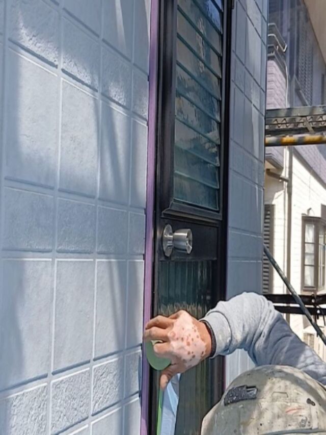 お疲れ様です。#長崎住宅塗装店 です。
長崎市 H様邸 本日、養生工程を行っています❗
サッシや土間など、飛散で塗料がつかないようしっかりと養生していきます💪塗装前の大事な工程です‼️

#建築塗料販売
#長崎未来リフォーム
#株式会社三英コーポレーション
#塗装職人募集中