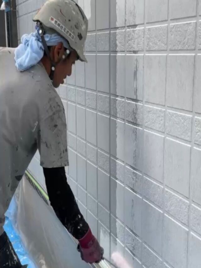 お疲れ様です。#長崎住宅塗装店 です。
長崎市 H様邸の塗装工事も進み、本日外壁下塗り工程を行っています❗
塗装工程において大事な下塗り工程‼️塗り残しがないようしっかりと塗装していきます💪

#建築塗料販売
#長崎未来リフォーム
#株式会社三英コーポレーション
#塗装職人募集中