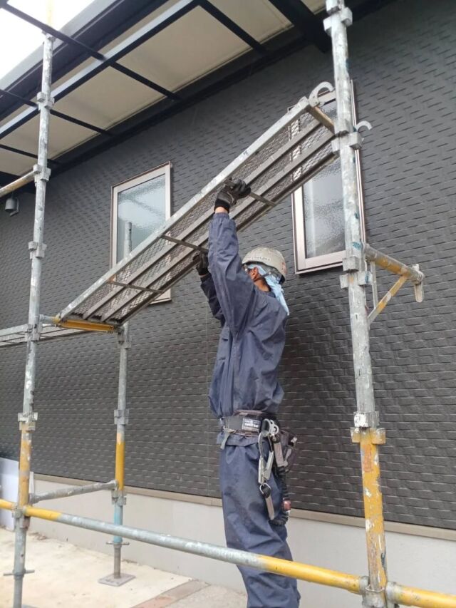 お疲れ様です。#長崎住宅塗装店 です。
長崎市 M様邸本日より着工致しました。
足場組立工事を行っています❗
ご近隣の皆様ご協力感謝致します🙇‍♂️
M様、工事期間中ご不便をおかけしますが、宜しくお願い致します🙇‍♂️

#建築塗料販売
#長崎未来リフォーム
#株式会社三英コーポレーション
#塗装職人募集中