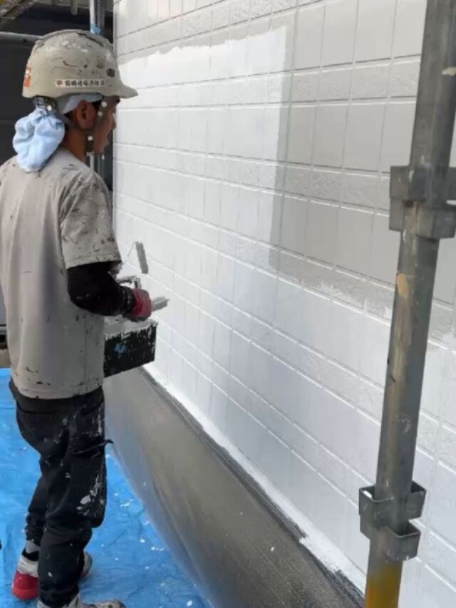 お疲れ様です。#長崎住宅塗装店 です。
長崎市 H様邸の塗装工事も進み、外壁の中塗り、上塗り工程が完了しました👍
外壁が綺麗になり、完成が楽しみになってきますね✨
引き続き、付帯部塗装工事もしっかり丁寧に行っていきます🫡

#建築塗料販売
#長崎未来リフォーム
#株式会社三英コーポレーション
#塗装職人募集中