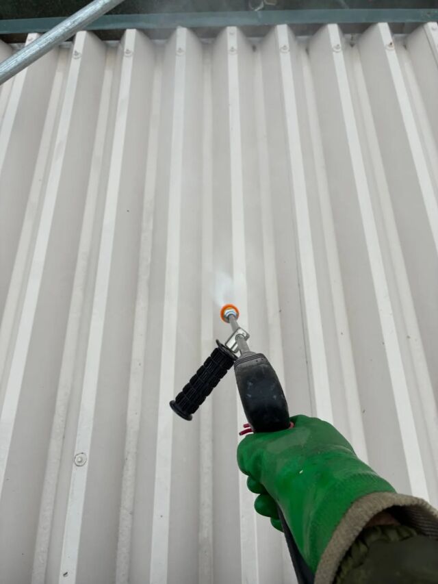 お疲れ様です。#長崎住宅塗装店 です。
 本日より、M様邸ガレージ着工となり、足場組立、高圧洗浄を行っています❗
ご近隣の皆様ご協力感謝致します🙇‍♂️
安全第一、丁寧な塗装工事を進めていきます✨

#建築塗料販売
#長崎未来リフォーム
#株式会社三英コーポレーション
#塗装職人募集中